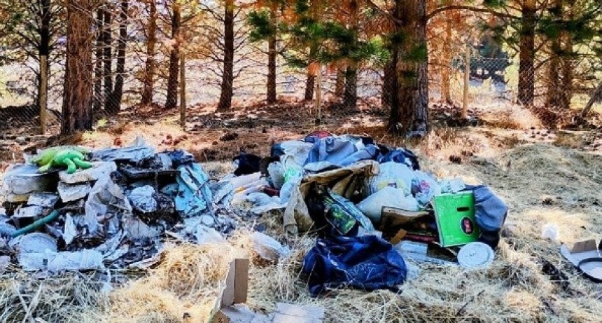 Riesgo de incendio en Dina Huapi: alerta por basura y restos de poda en la vía pública