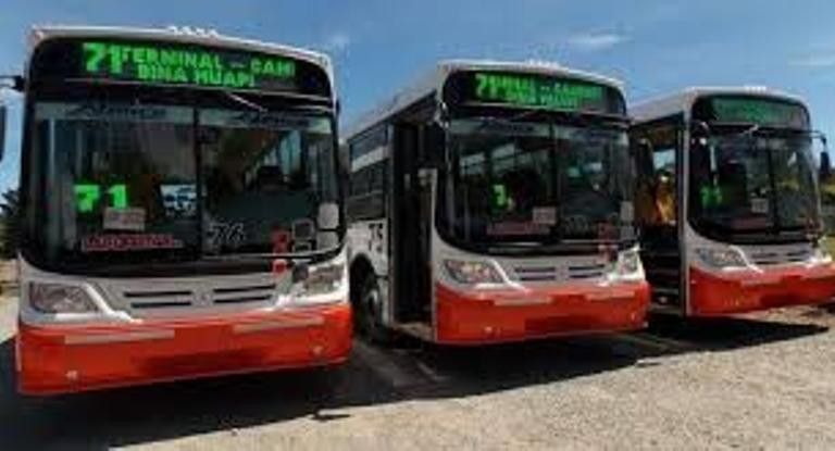 L@s vecin@s dinahuapenses nos manifestamos por los colectivos