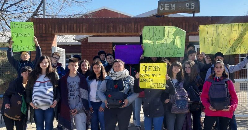 A alumna le impiden cumplir los períodos de lactancia de su bebé