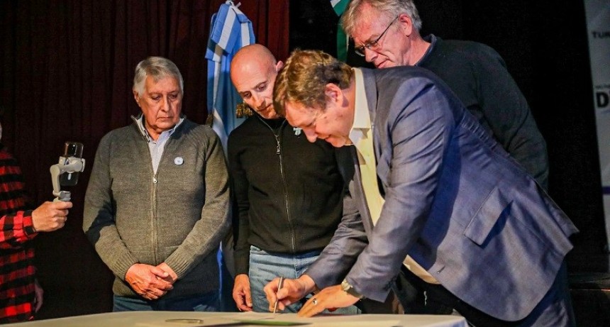 Weretilneck firm&oacute; contrato de obra para construir el Hospital de Dina Huapi