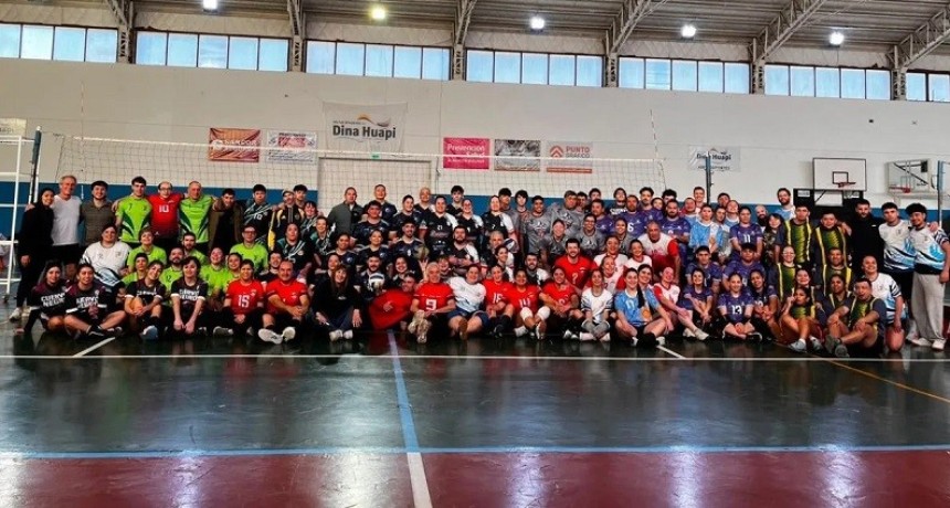 Dina Huapi reuni&oacute; a 12 equipos de la regi&oacute;n en un exitoso Torneo de V&oacute;ley Mixto